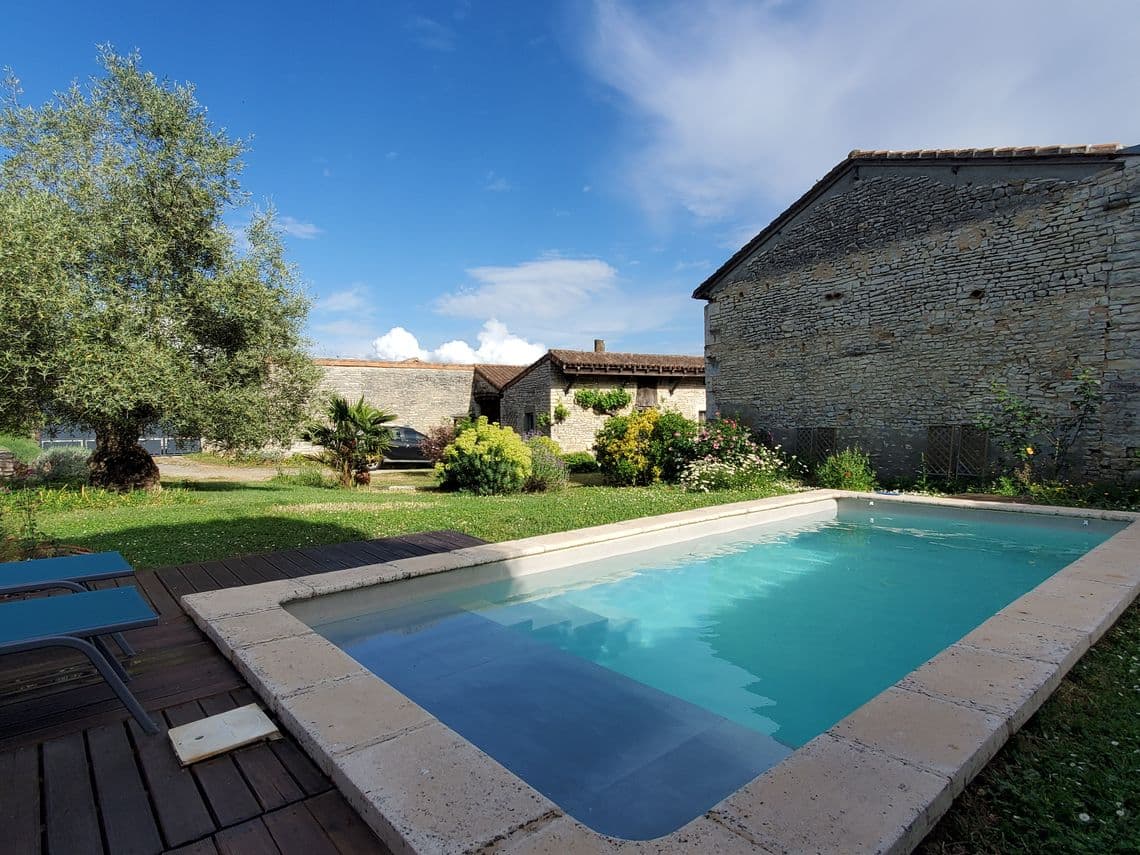 Maison en pierre rénovée avec piscine et dépendances - Photo 8
