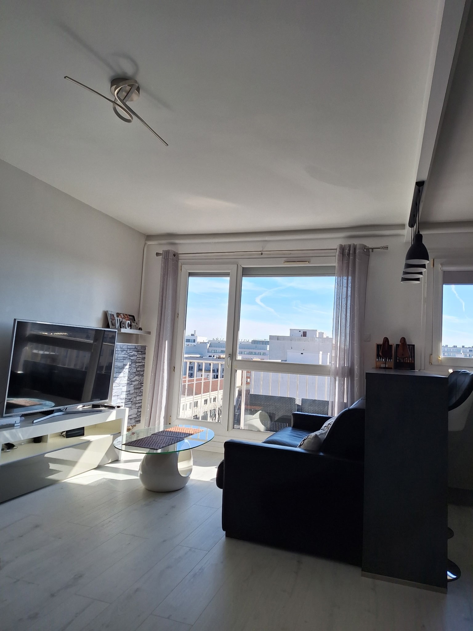 2 pièces lumineux avec balcon-Dernier étage, vue dégagée-parking