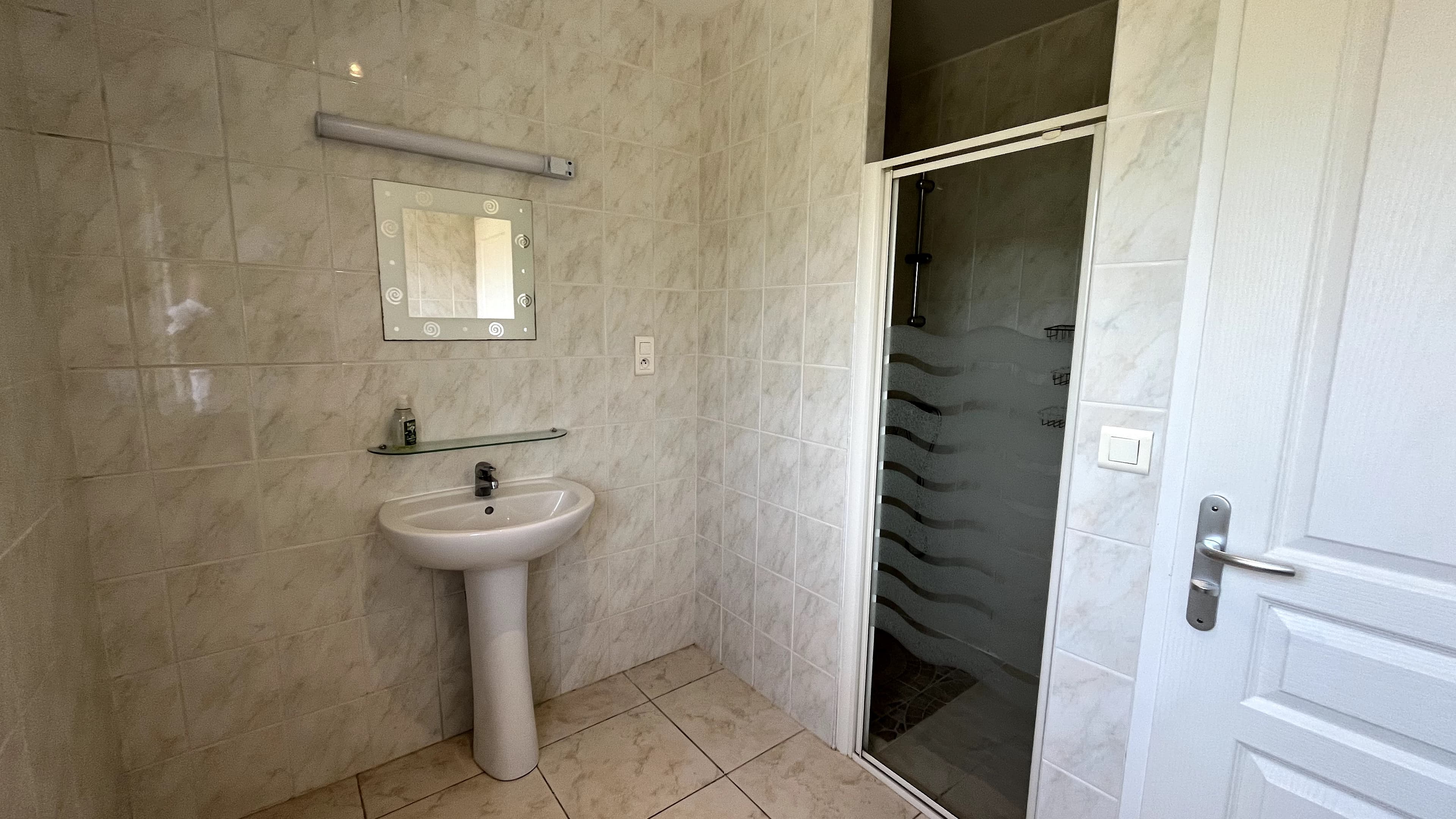 Maison familiale + studio individuel 176 m2 quartier résidentiel - Photo 5
