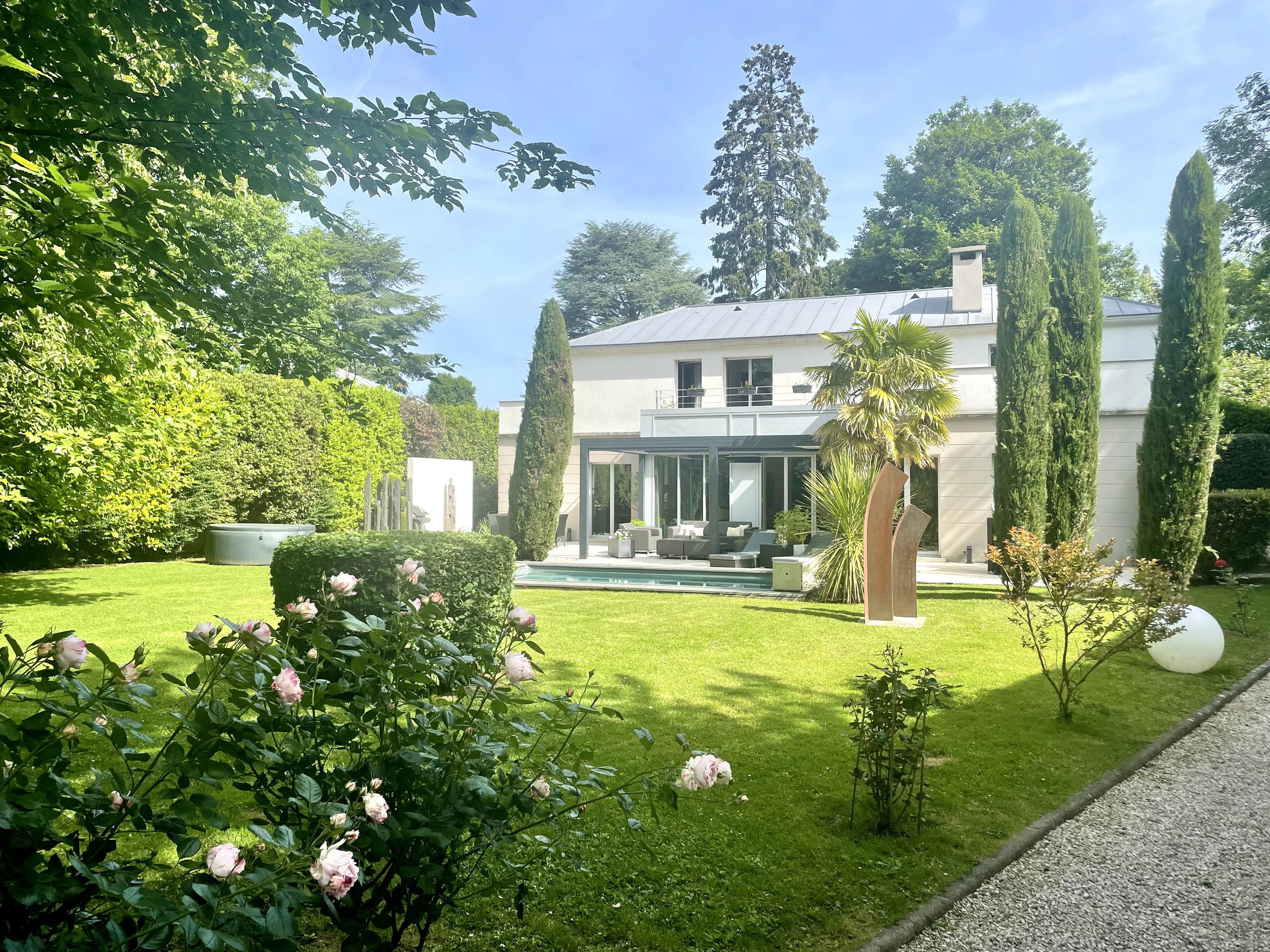 Villa d'architecte avec piscine et réception spectaculaire