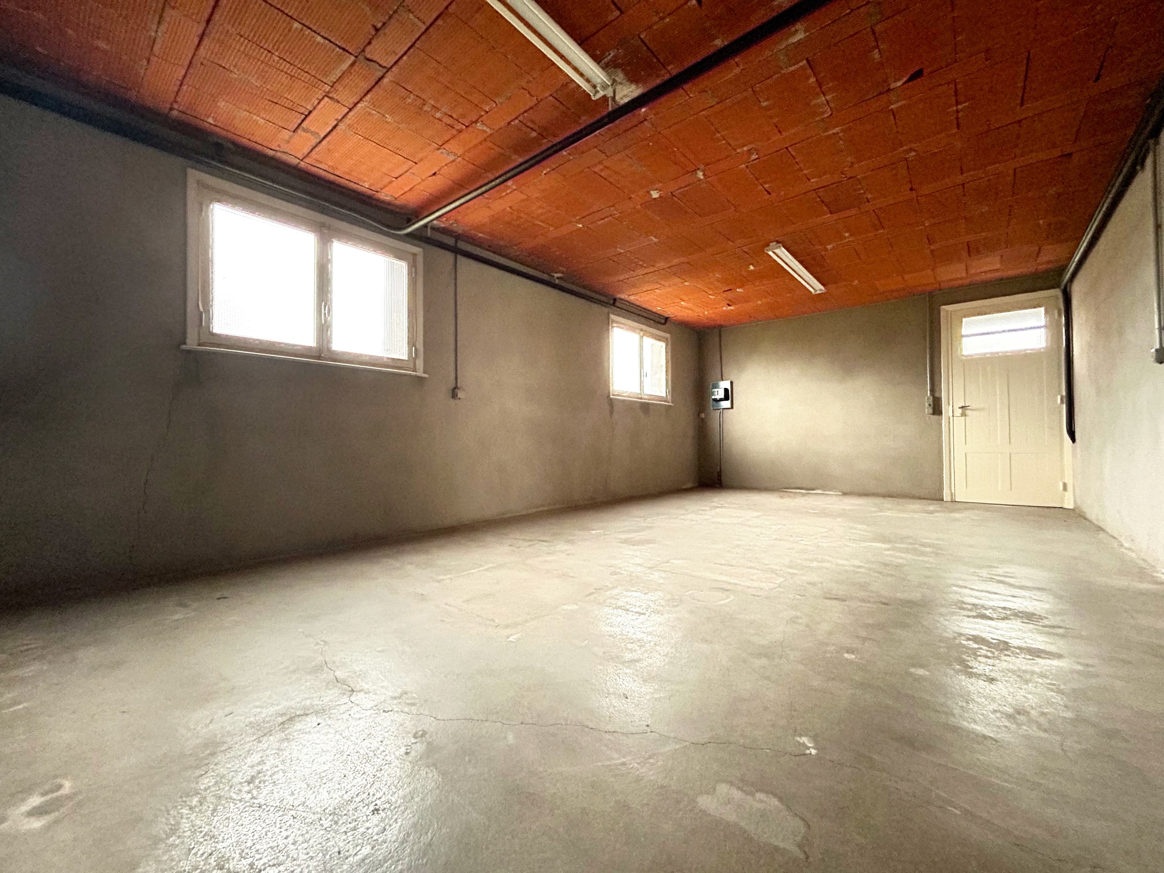 LENTIGNY - Maison de caractère sur 3 niveaux - Fort potentiel - Photo 4