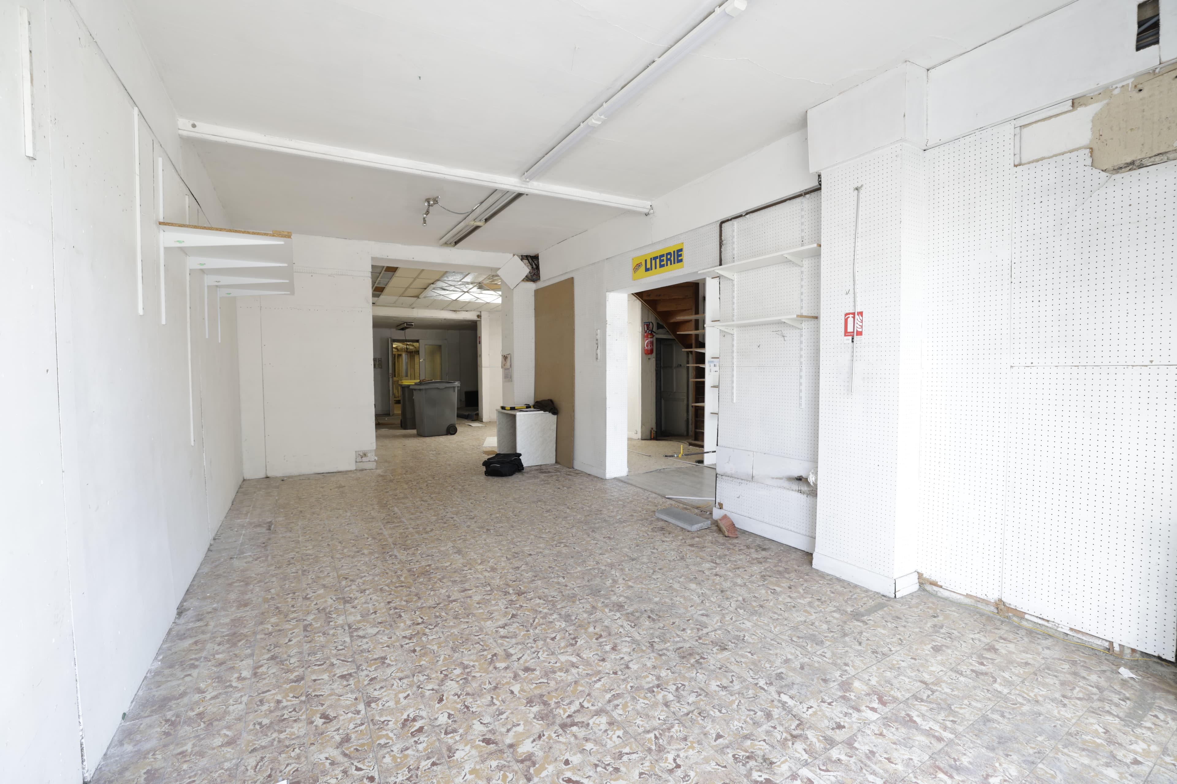 Immeuble de 400 m² libre - Hyper centre face à la mairie - Photo 3