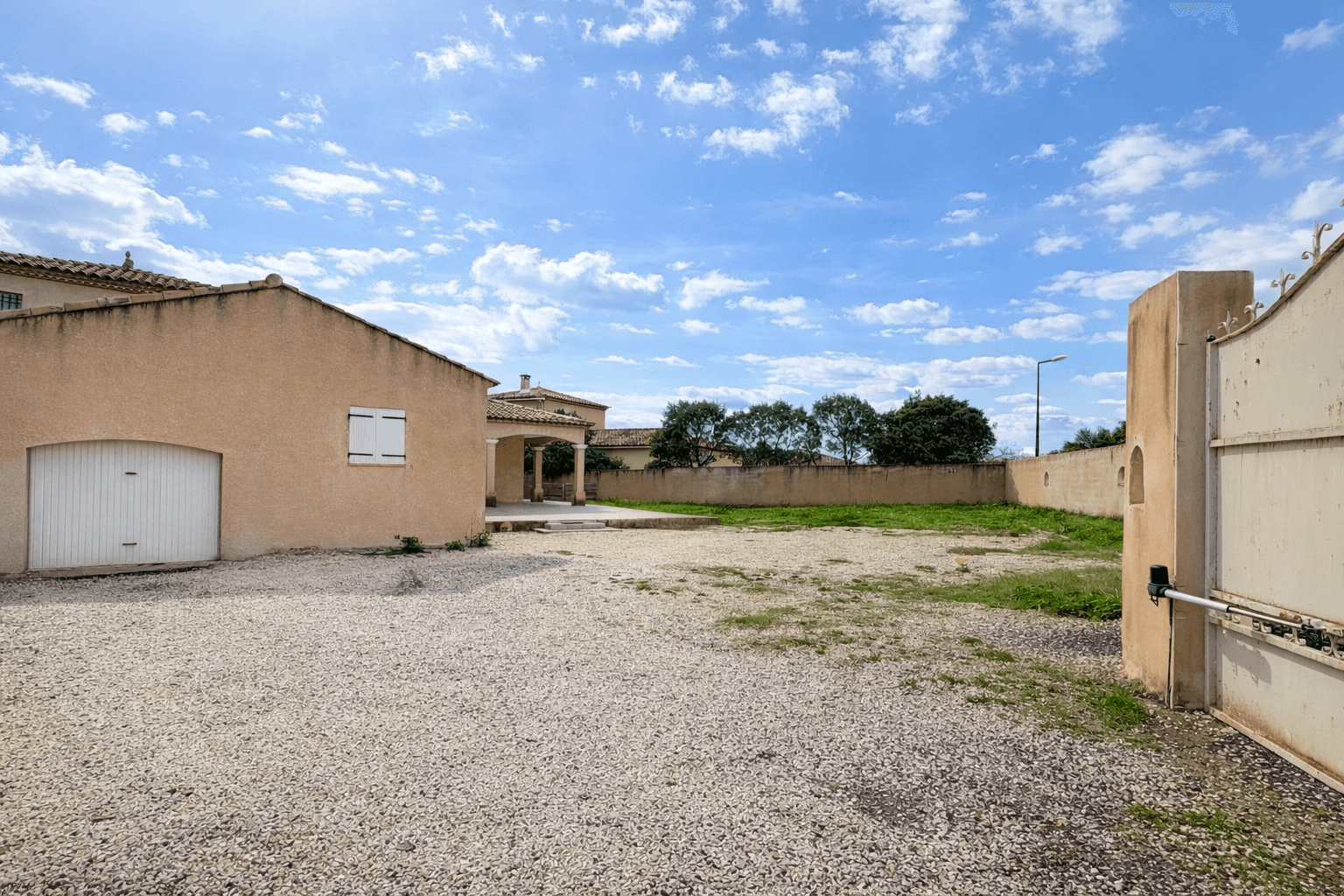 Belle maison de 145 m² avec piscine, garage et terrain - Photo 2