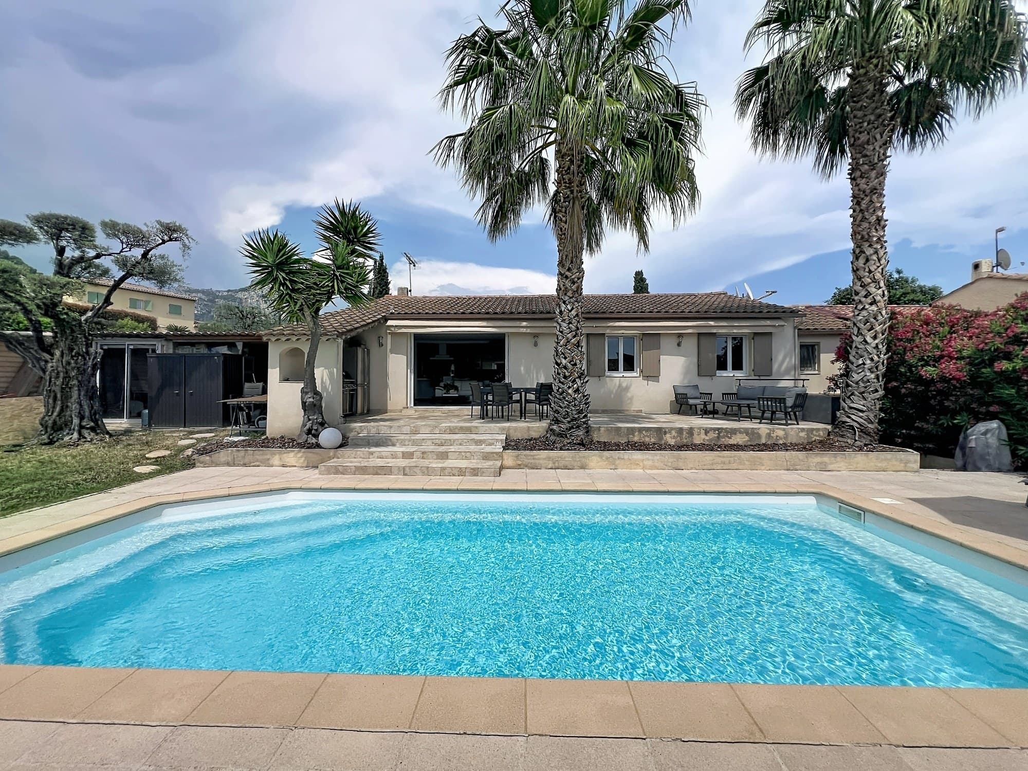 Vence - Sainte-Colombe : villa plain-pied, piscine et vue - Photo 2
