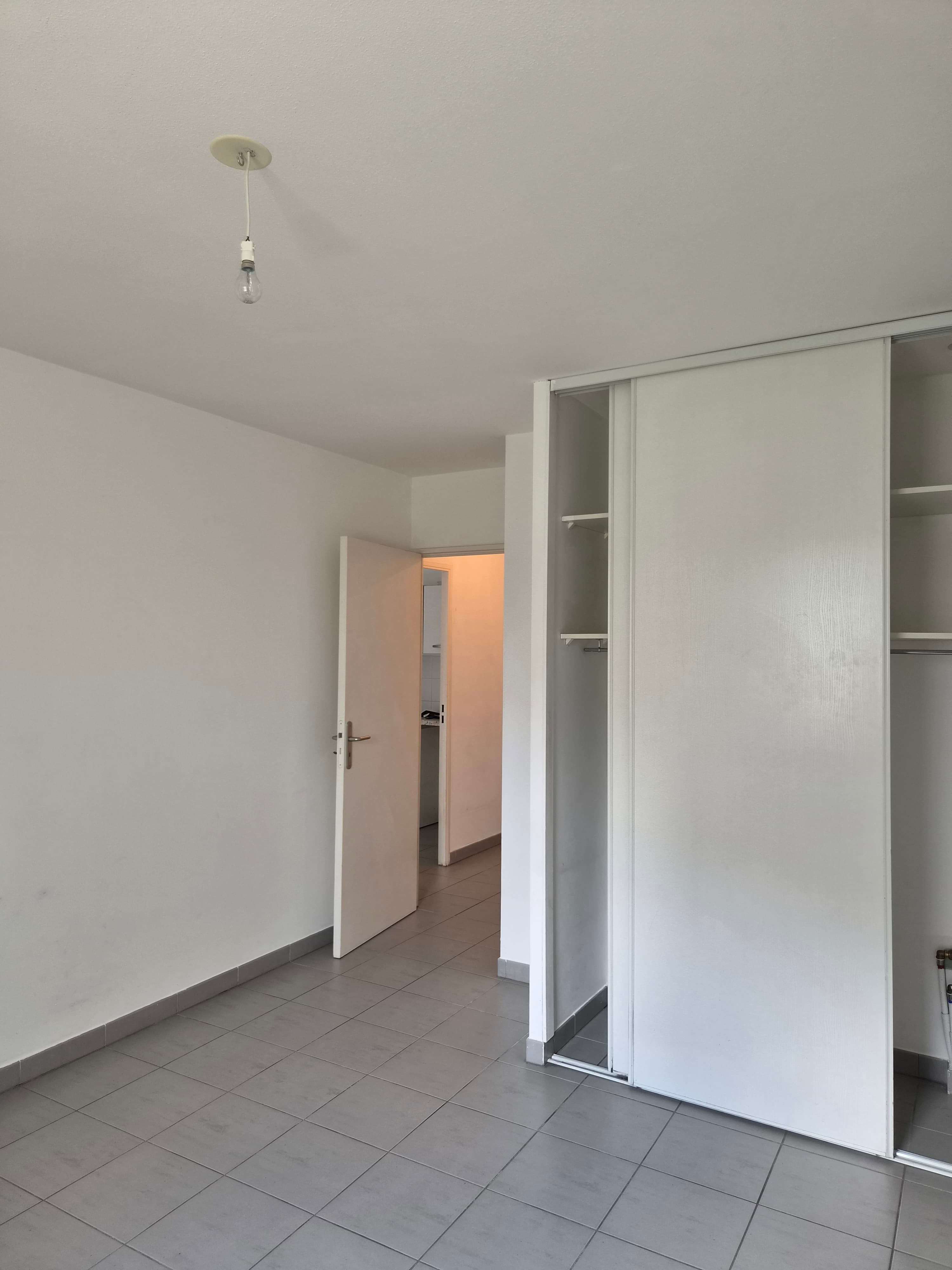 T2 avec balcon et parking en sous sol - Résidence récente - Photo 5